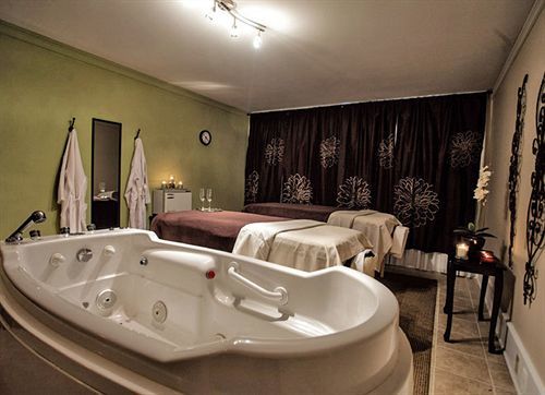 Nichols Village Hotel And Spa Clarks Summit Bagian luar foto